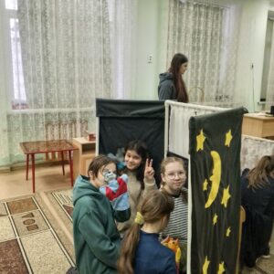 Ученики показывают спектакль