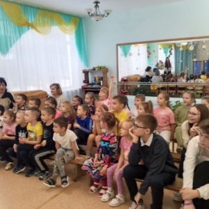 Ребята смотрят спектакль