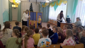 Педагог работает с ребенком