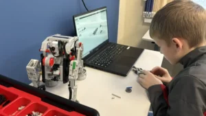 Ученик собирает модель 