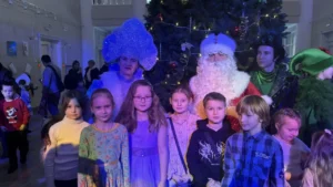 Школьники с Дедом Морозом и Снегурочкой