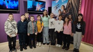 Третьеклассники в кинотеатре