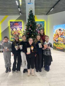 Ребята у ёлки в кинотеатре