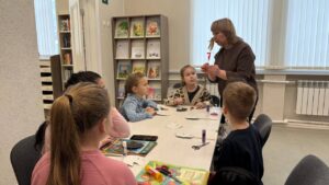 Женщина проводит мастер-класс детям