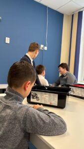 Ребята собирают робота из конструктора