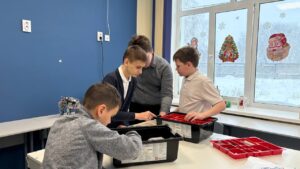 Мальчики берут нужные детали