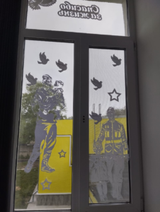 Учащиеся украсили окна