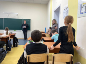 Психолог слушает учеников