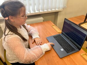 Девочка работает с ноутбуком