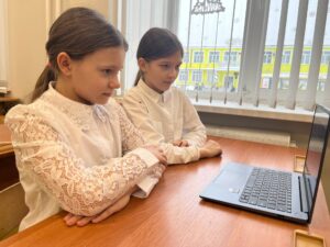 Девочки внимательно смотрят презентацию