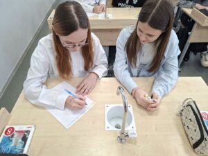 Ученицы делают записи