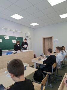 Ученики слушают лектора