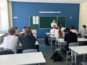 Ученики слушают студентку выпускного курса