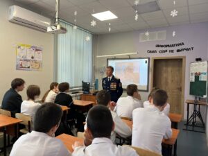 Ребята слушают ветерана