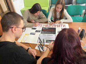 Ученики создают "Стену памяти"