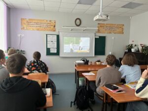 Девятиклассники смотрят фильм