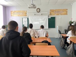 Ученики смотрят документальный фильм