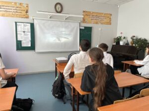 Ученики смотрят документальный фильм
