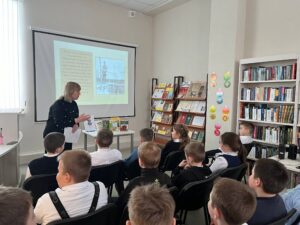 Ученики слушают библиотекаря