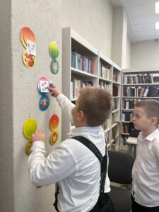 Мальчики вешают стикеры