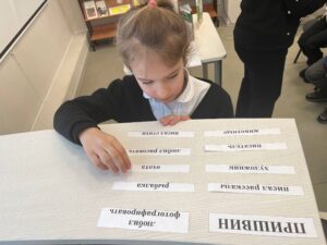 Девочка выбирает нужное слово